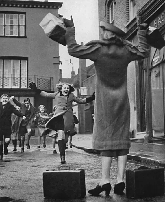 Framed Print : Parents visit evacuated children, WWII Framed Print : Parents visit evacuated children, WWII