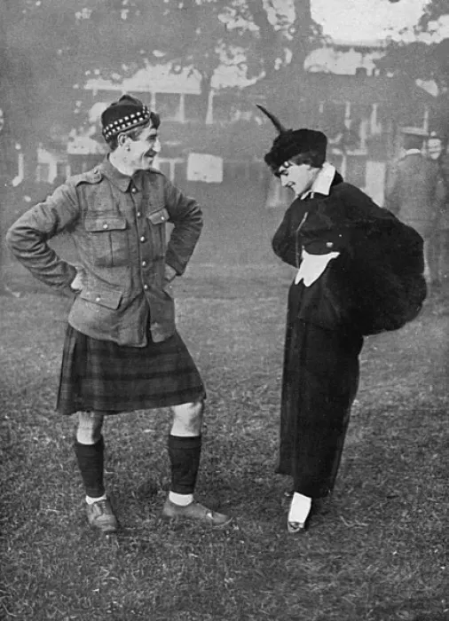 Framed Print : Parisian woman admiring a Highlanders kilt, WW1