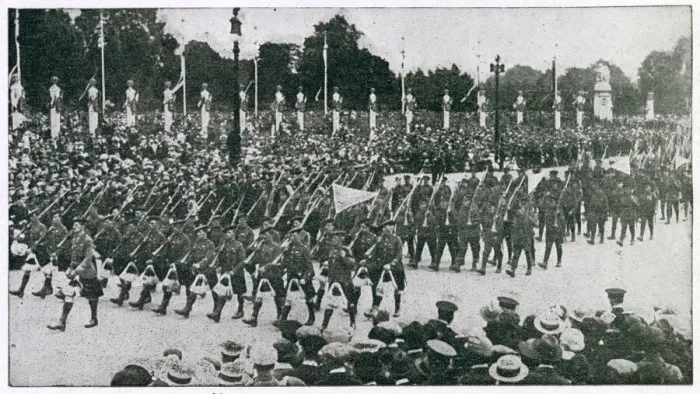 Framed Print : Peace Parade in London, to celebrate the end of World War One