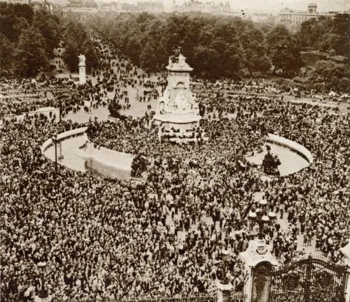 Framed Print : People celebrating VE Day congregating in front of Buckingham Palace where eventually