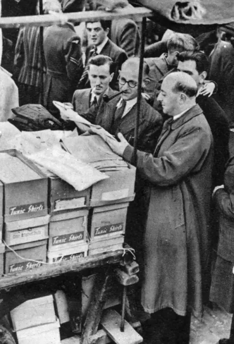 Framed Print : Petticoat Lane salesman Framed Print : Petticoat Lane salesman