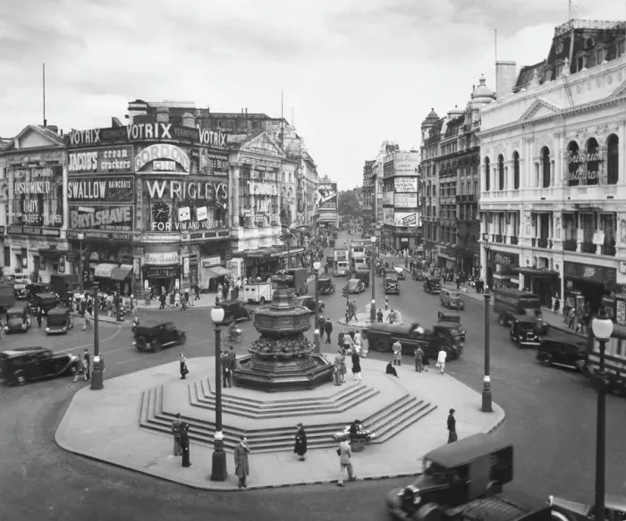 Framed Print : Piccadilly Circus Framed Print : Piccadilly Circus