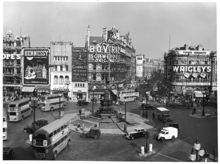 Framed Print : Piccadilly Circus, London, 1952 Framed Print : Piccadilly Circus, London, 1952