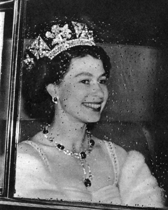 Framed Print : The Queen drives through rain to the House of Lords Framed Print : The Queen drives through rain to the House of Lords