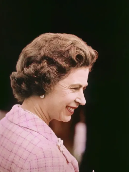 Framed Print : Queen Elizabeth II, 1972 Framed Print : Queen Elizabeth II, 1972