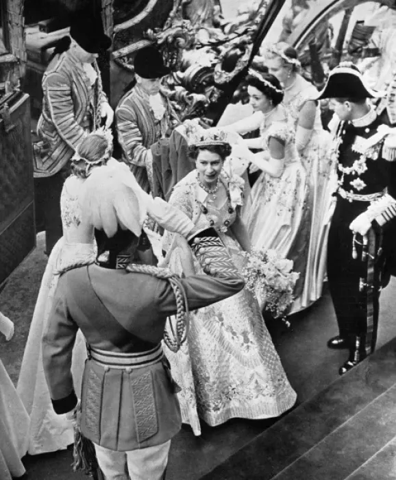 Framed Print : Queen Elizabeth II arrives at the Abbey for Coronation, 1953 Framed Print : Queen Elizabeth II arrives at the Abbey for Coronation, 1953