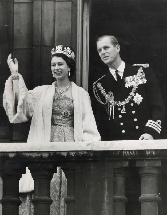 Framed Print : Queen Elizabeth II on balcony after Opening of Parliament Framed Print : Queen Elizabeth II on balcony after Opening of Parliament