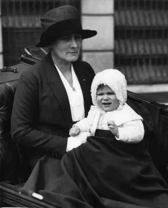 Framed Print : Queen Elizabeth II as a child with her nanny Framed Print : Queen Elizabeth II as a child with her nanny