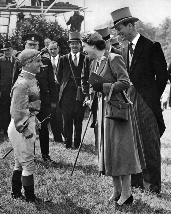 Framed Print : Queen Elizabeth II meets Gordon Richards at the Derby