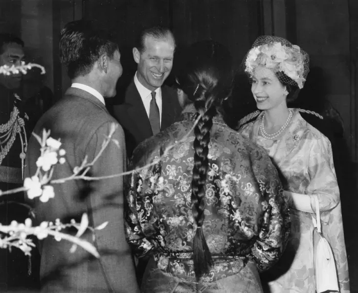 Framed Print : Queen Elizabeth II meets Sherpa Tensing Framed Print : Queen Elizabeth II meets Sherpa Tensing