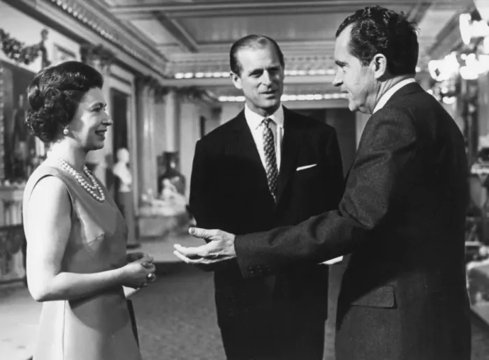 Framed Print : Queen Elizabeth II with Richard Nixon, 1969 Framed Print : Queen Elizabeth II with Richard Nixon, 1969