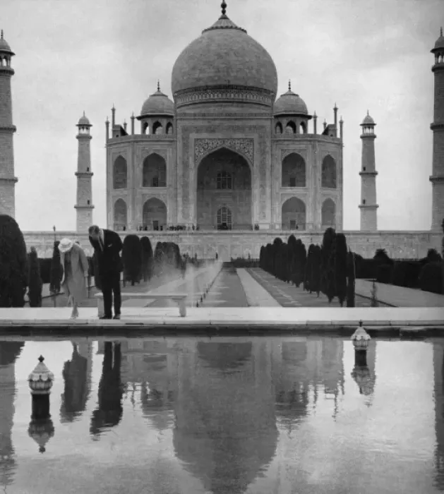 Framed Print : Queen Elizabeth II - royal tour of India - Taj Mahal Framed Print : Queen Elizabeth II - royal tour of India - Taj Mahal