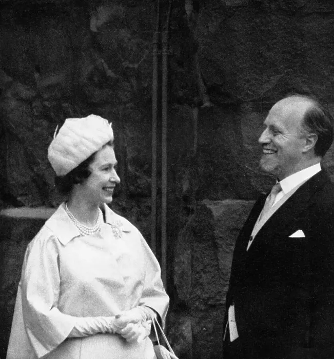 Framed Print : Queen Elizabeth II with Sir Basil Spence Framed Print : Queen Elizabeth II with Sir Basil Spence