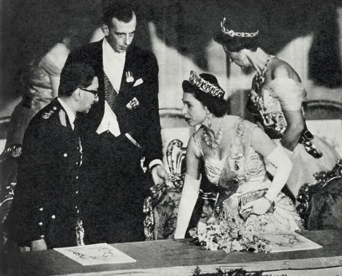 Framed Print : Queen Elizabeth II takes her seat in the royal box of the Royal Opera House alongside King Mahendra of Nepal for a Gala Performance of Bellini's La Sonnambula. Behind them is Marina, Dowager Duchess of Kent, and her son, the Duke of Kent Framed Print : Queen Elizabeth II takes her seat in the royal box of the Royal Opera House alongside King Mahendra of Nepal for a Gala Performance of Bellini's La Sonnambula. Behind them is Marina, Dowager Duchess of Kent, and her son, the Duke of Kent