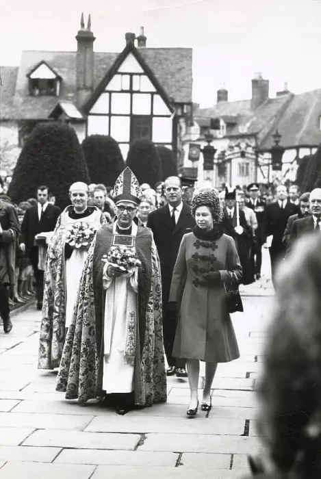 Framed Print : Queen Elizabeth II visit to Tewkesbury Abbey Framed Print : Queen Elizabeth II visit to Tewkesbury Abbey