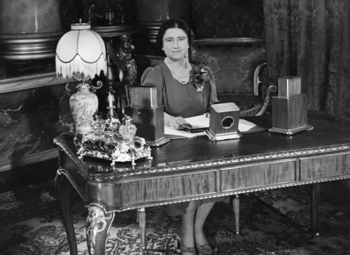 Framed Print : Queen Elizabeth making a wartime radio broadcast
