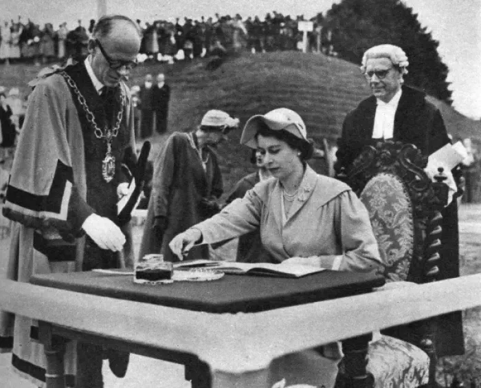 Framed Print : Queen Elizabeth at Maumbury Rings, Dorchester, Dorset Framed Print : Queen Elizabeth at Maumbury Rings, Dorchester, Dorset