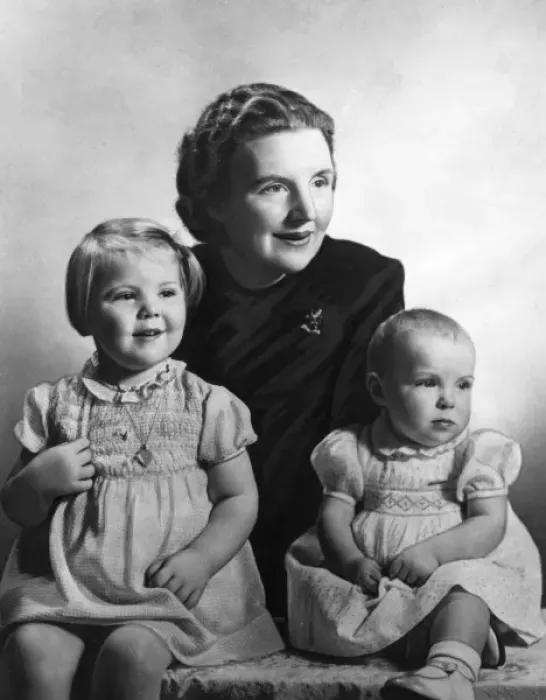 Framed Print : Queen Juliana of the Netherlands and children