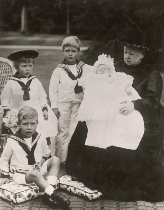 Framed Print : Queen Victoria and her great grandchildren Framed Print : Queen Victoria and her great grandchildren