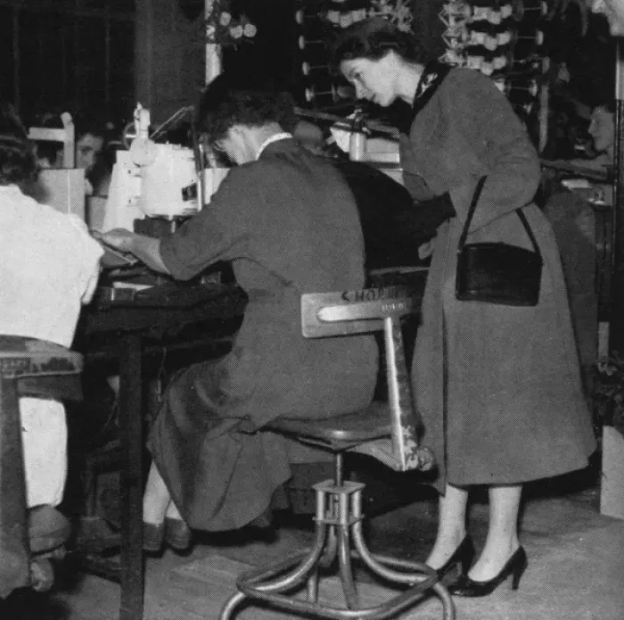 Framed Print : The Queen visits a Birmingham factory
