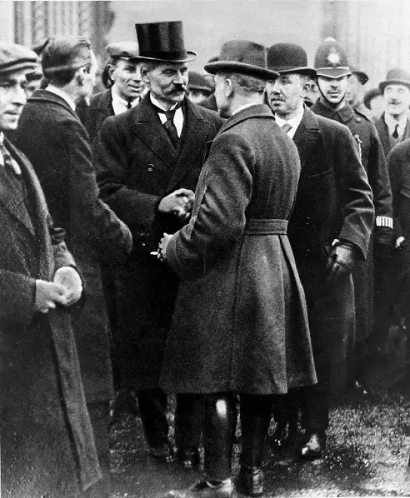 Framed Print : Ramsay MacDonald leaving Buckingham Palace, 1924