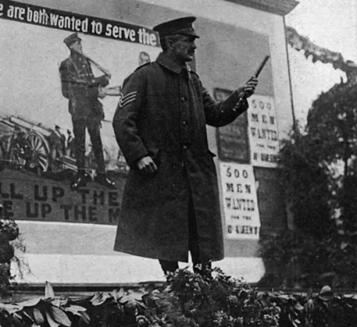 Framed Print : A recruiter speaking on the plinth in Trafalgar Square, WW1