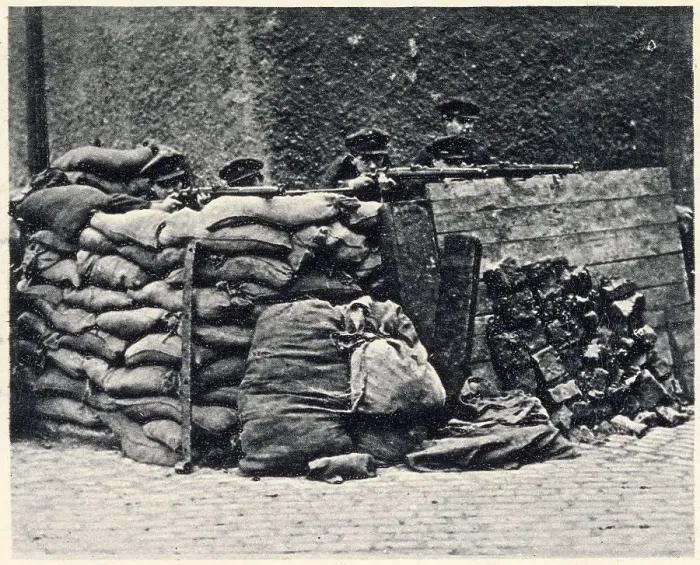Framed Print : With rifles levelled ready for action. The Provisional Government was most anxious to avoid further bloodshed, photograph showing Governmen troops strongly barricated at a street corner. Date: 2nd July 1922