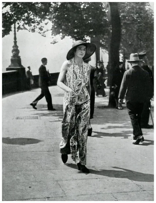 Framed Print : Riviera fashion on the Victoria Embankment, London Framed Print : Riviera fashion on the Victoria Embankment, London