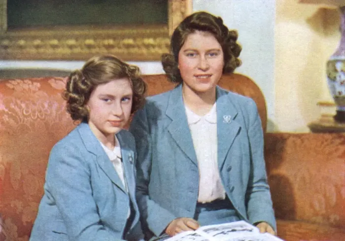 Framed Print : Royal family at home, special sitting for ILN, May 1942 Framed Print : Royal family at home, special sitting for ILN, May 1942