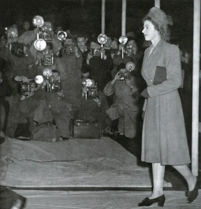 Framed Print : Royal Wedding 1947. Princess Elizabeth arrives for rehearsal Framed Print : Royal Wedding 1947. Princess Elizabeth arrives for rehearsal