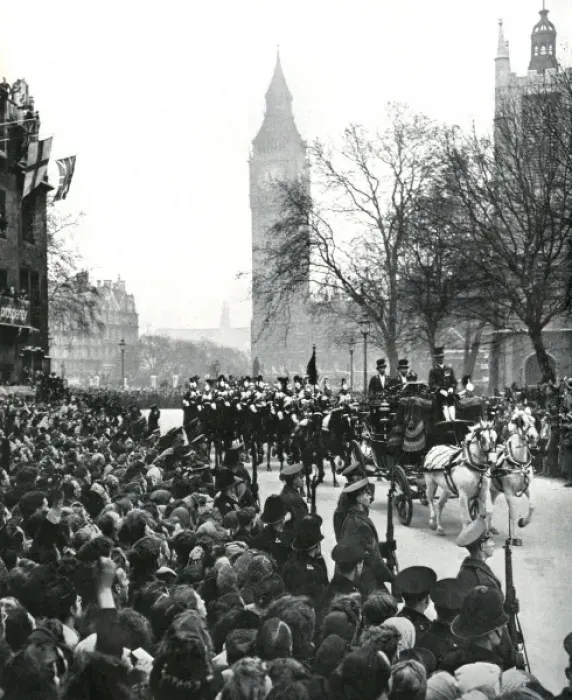 Framed Print : Royal Wedding 1947 - procession to the Abbey Framed Print : Royal Wedding 1947 - procession to the Abbey