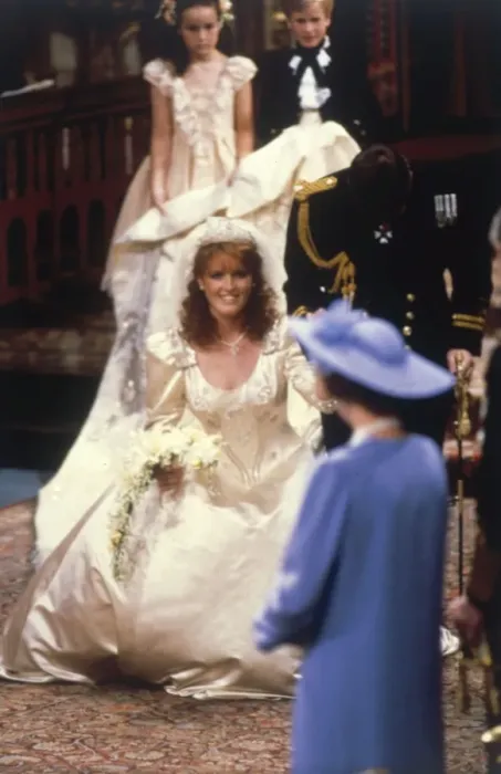 Framed Print : Royal Wedding 1986 - Fergie curtseys to the Queen Framed Print : Royal Wedding 1986 - Fergie curtseys to the Queen