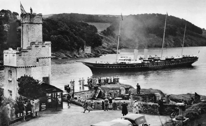 Framed Print : Royal Yacht Victoria and Albert arriving at Dartmouth, 1939