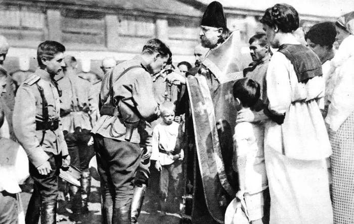 Framed Print : A Russian soldier kissing the cross before leaving for the front