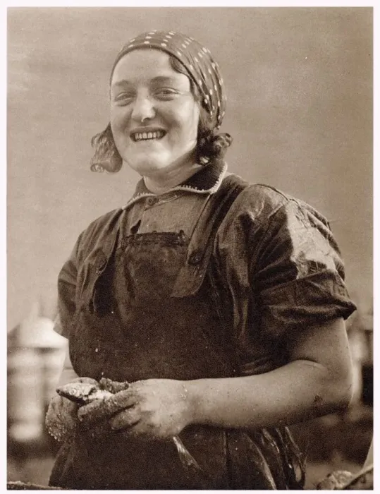 Framed Print : Scottish Fisher-Woman in Great Yarmouth 1932