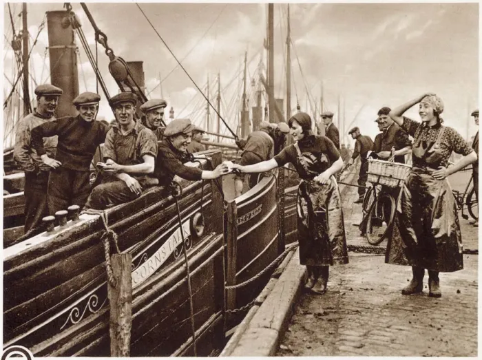 Framed Print : Scottish Fisher-Women in Great Yarmouth 1932 Framed Print : Scottish Fisher-Women in Great Yarmouth 1932