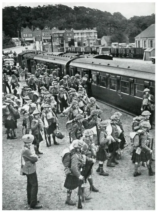 Framed Print : Scottish soldiers leaving for war in France, Sept 1939