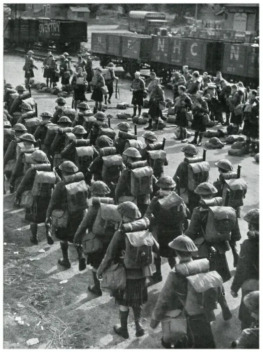 Framed Print : Scottish soldiers preparing to journey to France, Sept 1939 Framed Print : Scottish soldiers preparing to journey to France, Sept 1939