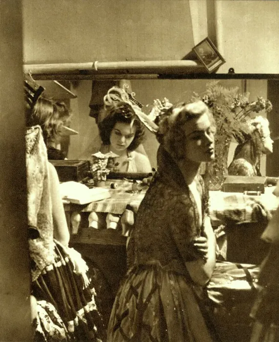 Framed Print : Showgirls at the Windmill Theatre, 1940 Framed Print : Showgirls at the Windmill Theatre, 1940