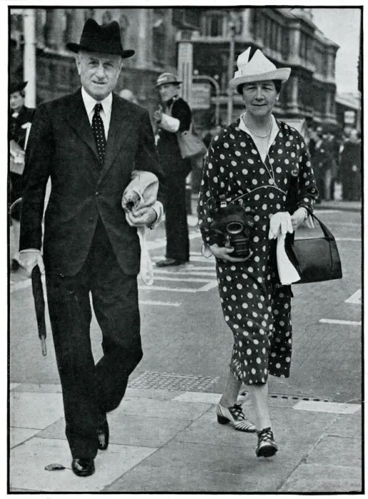 Framed Print : Sir Hoare and his wife carrying gas masks, September 1939 Framed Print : Sir Hoare and his wife carrying gas masks, September 1939