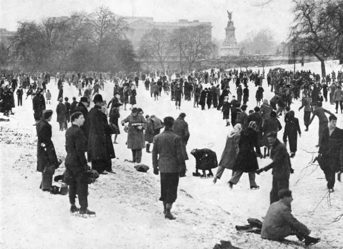 Framed Print : Skating on St. Jamess Park lake during winter of 1947