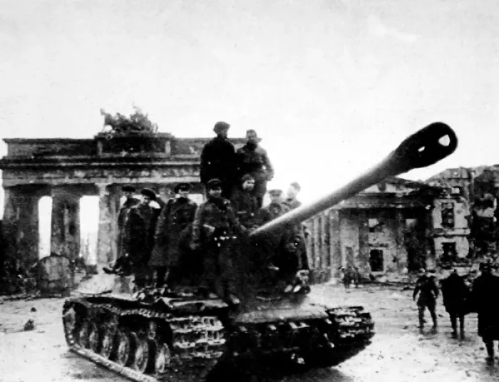 Framed Print : Soviet Heavy Tank in Berlin; Second World War, 1945 Framed Print : Soviet Heavy Tank in Berlin; Second World War, 1945