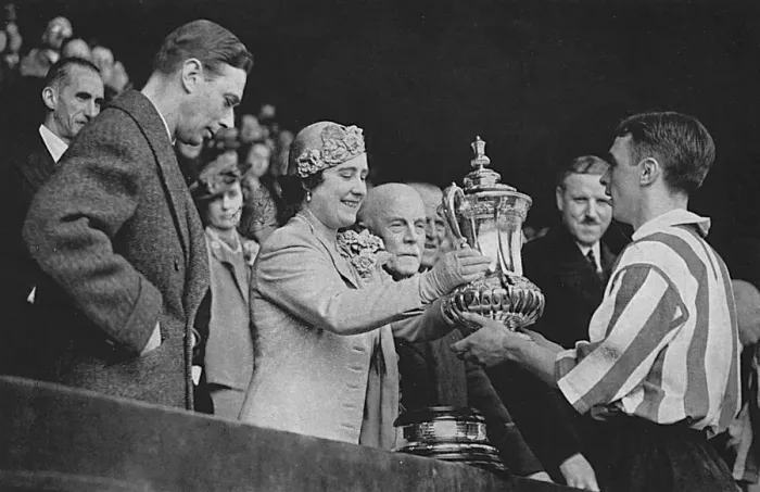 Framed Print : Sunderland win FA Cup 1937