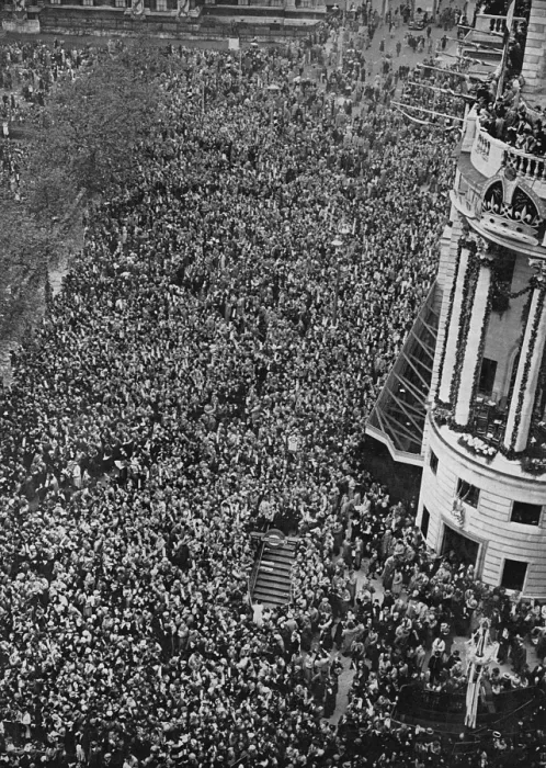 Framed Print : Surging crowds in Trafalgar Square, 1937 Coronation
