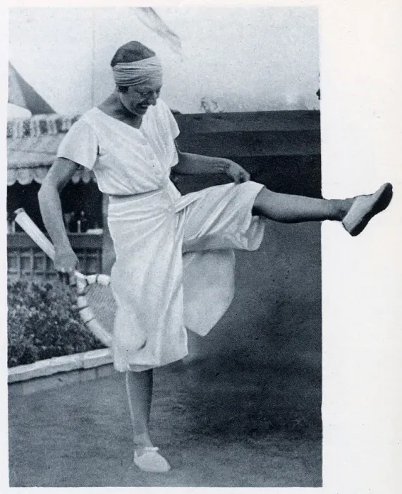 Framed Print : Suzanne Lenglen, tennis player, wearing long shorts Framed Print : Suzanne Lenglen, tennis player, wearing long shorts