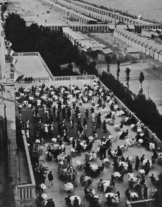 Framed Print : A Th頄ansant at a Lido hotel, 1925 Framed Print : A Th頄ansant at a Lido hotel, 1925