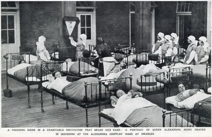 Framed Print : A touching scene in a charitable institution, showing a portrait plaque of Queen Alexandra (Queen-Mother at the time) on the wall of a children's ward in the Alexandra Hospital, Swanley named after her. Date: 1925