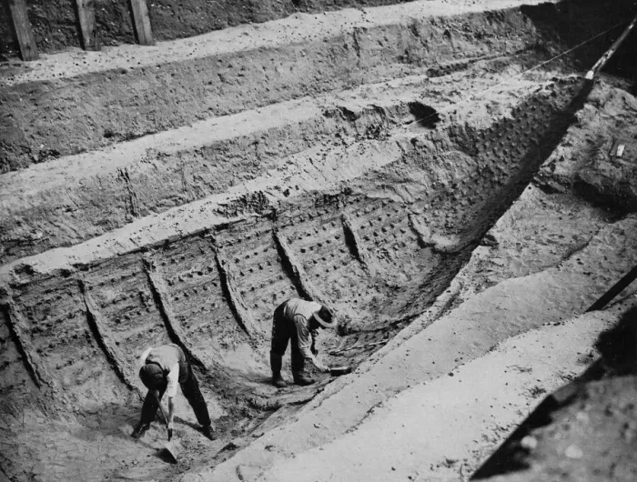 Framed Print : Unearthing the ship-grave of an Anglo-Saxon warrior king at Sutton Hoo, Suffolk
