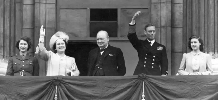 Framed Print : VE Day - royal family and Churchill on balcony Framed Print : VE Day - royal family and Churchill on balcony
