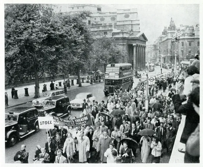 Framed Print : Vivien Leigh & Laurence Olivier protest - St James's Theatre Framed Print : Vivien Leigh & Laurence Olivier protest - St James's Theatre
